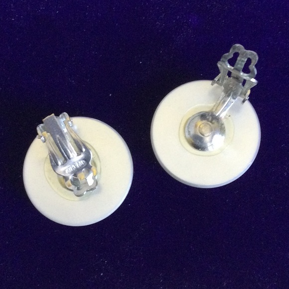Vintage Large Faux Pearl Clip Ons - Picture 2 of 4